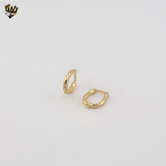 (1-2526-2) Pendientes de puño tallados en laminado dorado - BGF