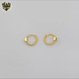 (1-2505) Pendientes Huggie pequeños de circonita verde laminados en oro - BGF