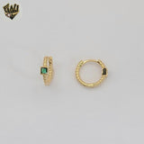 (1-2524-1) Pendientes Huggies con circonita verde laminada en oro - BGF