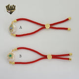 (1-60100) - Pulsera de perlas de hilo rojo chapada en oro.